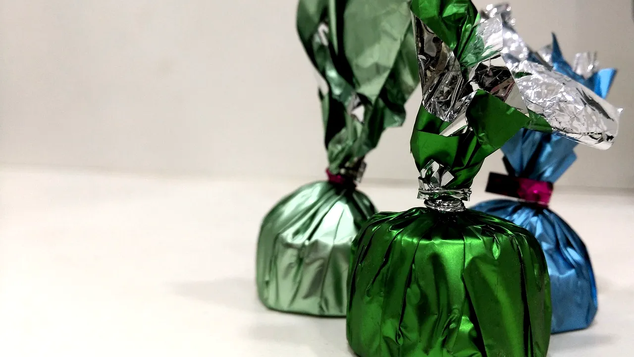 Câte zaharuri și calorii au bomboanele de Crăciun și care sunt cei mai des întâlniți aditivi pe care îi conțin (Studiu)