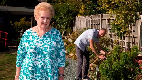 O bunică de 73 de ani visa să aibă o relație cu tânărul cunoscut pe Internet. Totul s-a terminat cu o pagubă uriașă. Reacția neașteptată a soțului femeii