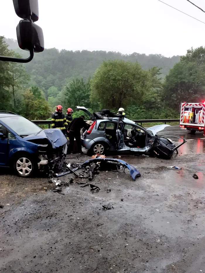 O tânără de 21 de ani a murit într-un grav accident de circulație în Cluj Sursa foto: ISU Cluj
