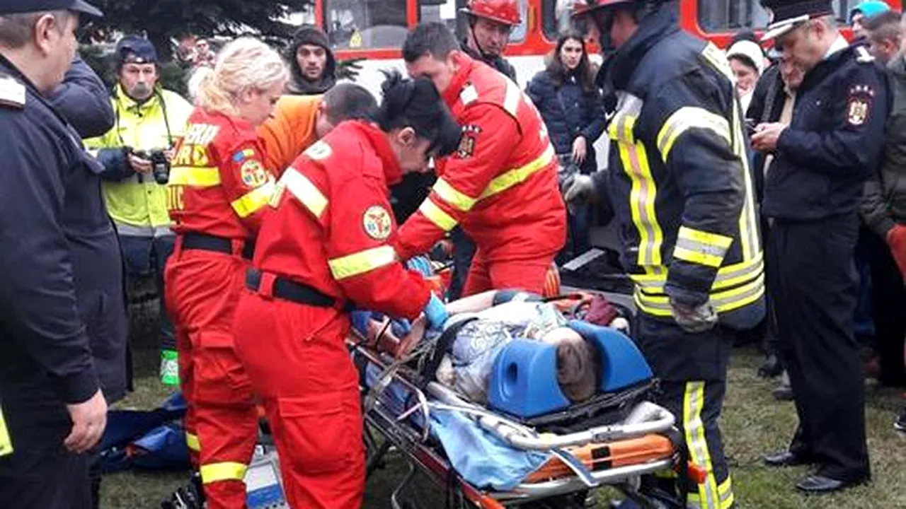 Operațiune incredibilă de salvare a unei fetițe de 12 ani din Arad, care, neatentă pentru că se juca pe telefon, a fost prinsă sub un tramvai. GALERIE FOTO