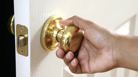 Acest bărbat a vrut să iasă din casă. Când a deschis ușa a rămas șocat: 