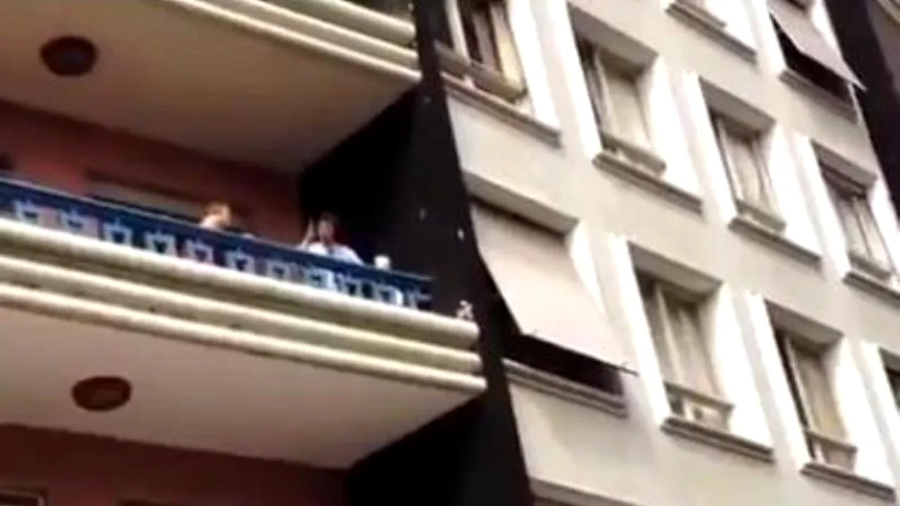 VIDEO. Și-a prins soția înșelându-l. Ce face amantul în timp ce cei doi soți se ceartă