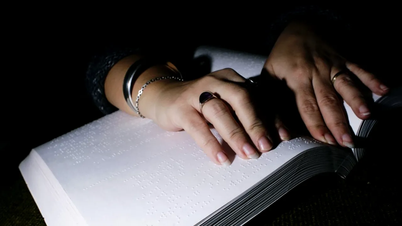 Demers inedit: Un preot nevăzător din Mehedinți tipărește cărți religioase și calendare creștine în Braille