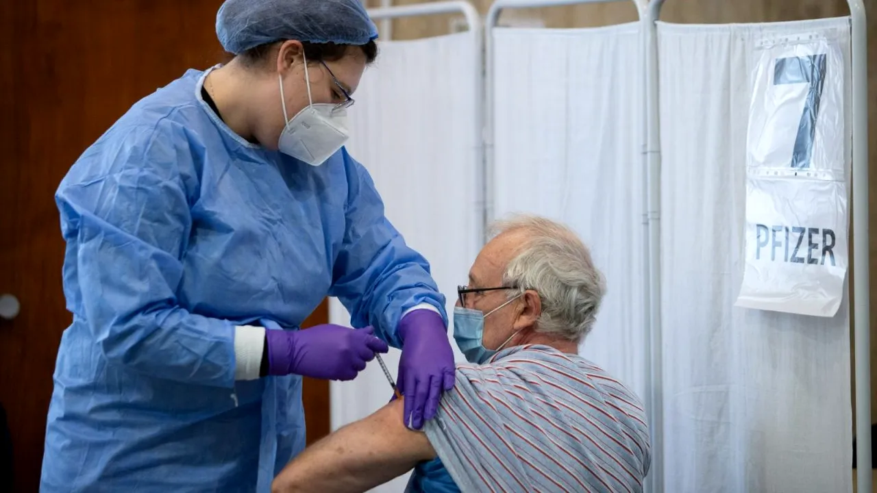 Statistica oficială: Doar 2,2% dintre românii vaccinați complet au făcut COVID-19 în perioada decembrie-octombrie