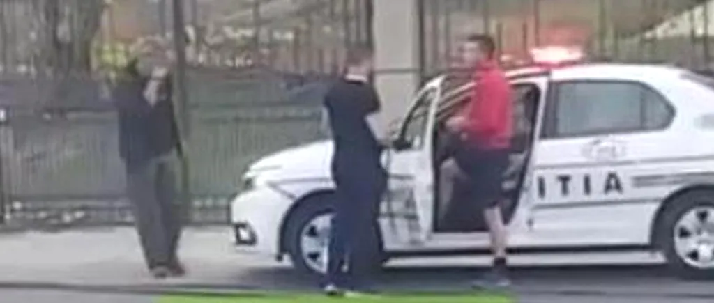 Polițist filmat în PANTALONI SCURȚI, în mașina de serviciu. Șofer: „Puteam să refuz să-i prezint actele?