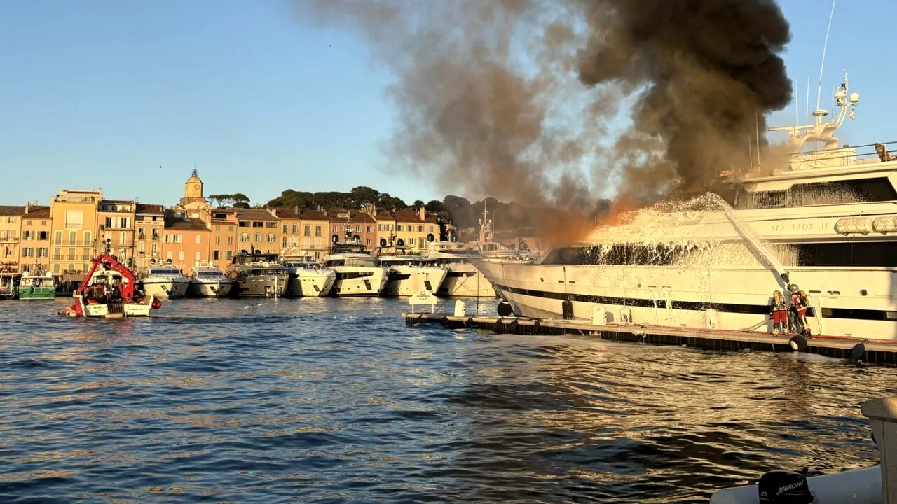 Un iaht de lux a luat FOC în Franța, la Saint-Tropez. Nava riscă să se scufunde