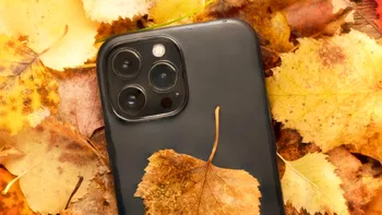 Experiență inedită trăită de un parașutist britanic. Și-a scăpat iPHONE-ul într-un salt la 3.000 de metri. A rămas șocat când l-a regăsit