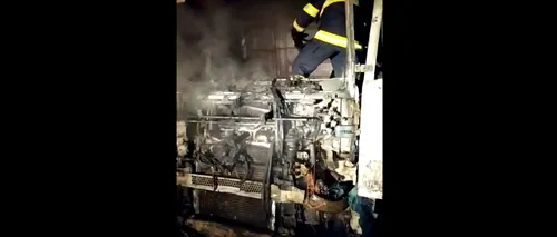 Un camion încărcat cu lemne a luat foc pe un drum național din județul Gorj - VIDEO