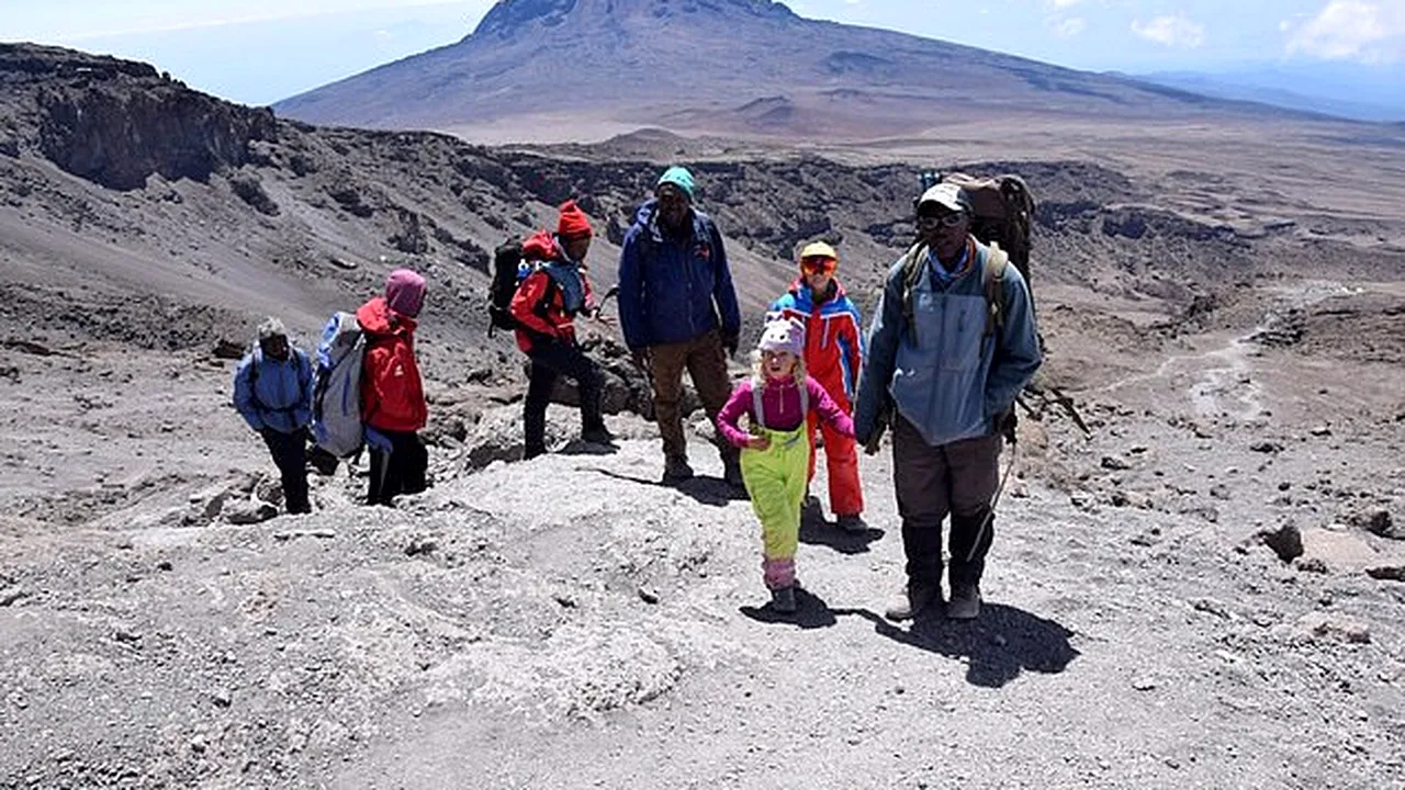 Cea mai tânără fată care a escaladat Kilimanjaro: Are doar 6 ani și i-a cucerit pe alpiniștii profesioniști urcând pe munte fără ajutorul nimănui - FOTO 
