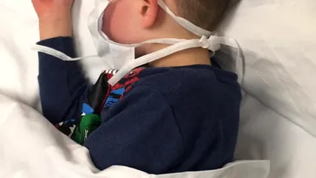 „Mami, o să mor?” | Mesajul SFÂȘIETOR al unei mame. Băiețelul ei în vârstă de cinci ani se luptă cu coronavirus FOTO