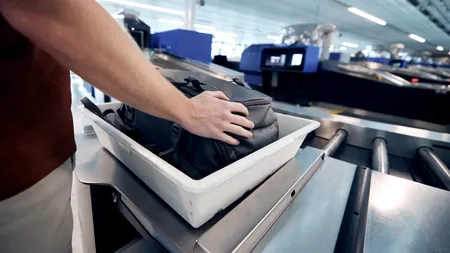 Spune adio limitei de 100 ml de lichide în avioane: regulile privind bagajele de mână din UE se vor schimba în 2026