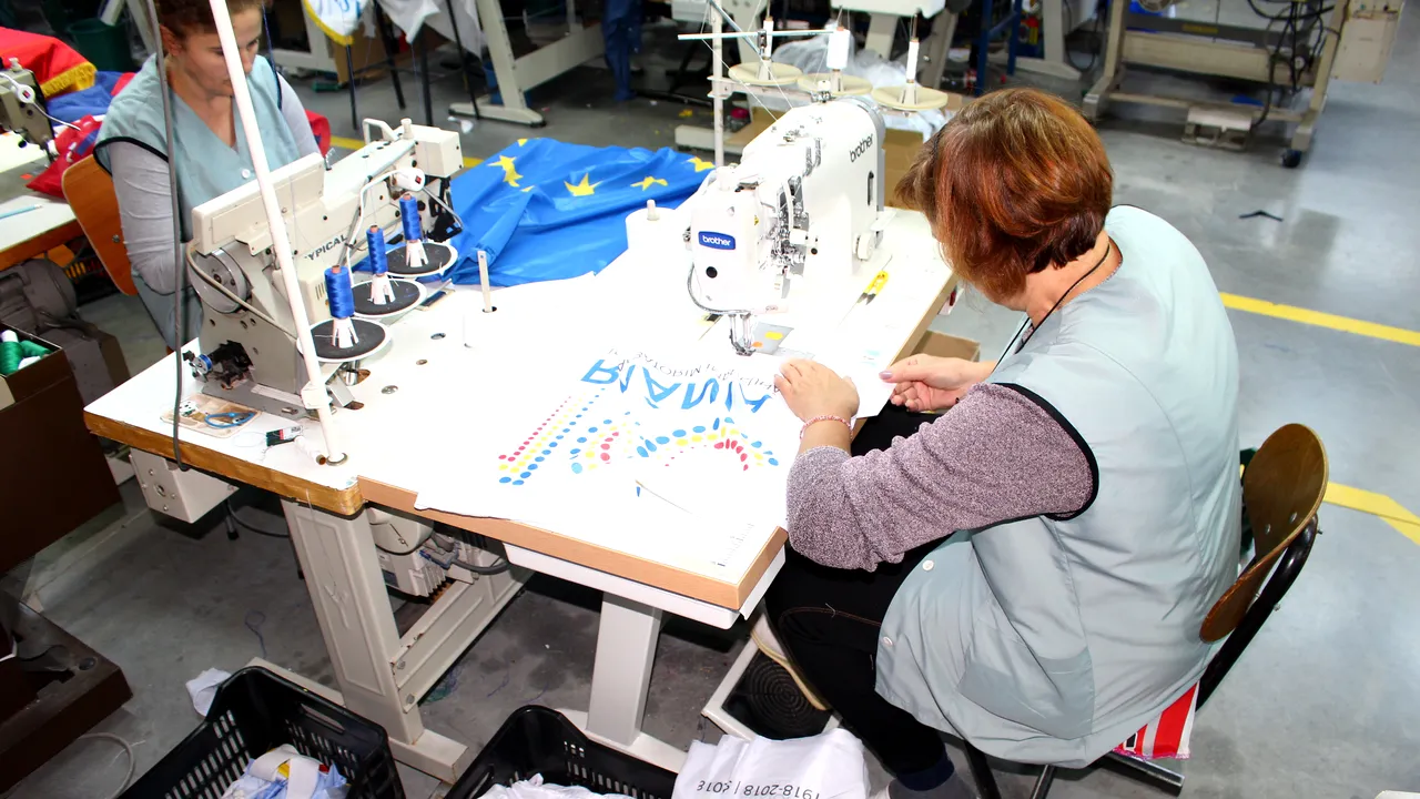 STEAGURI URIAȘE, de 100 de metri pătrați cu stema CENTENARULUI. Două fabrici de steaguri au lucrat la FOC CONTINUU pentru a face față comenzilor