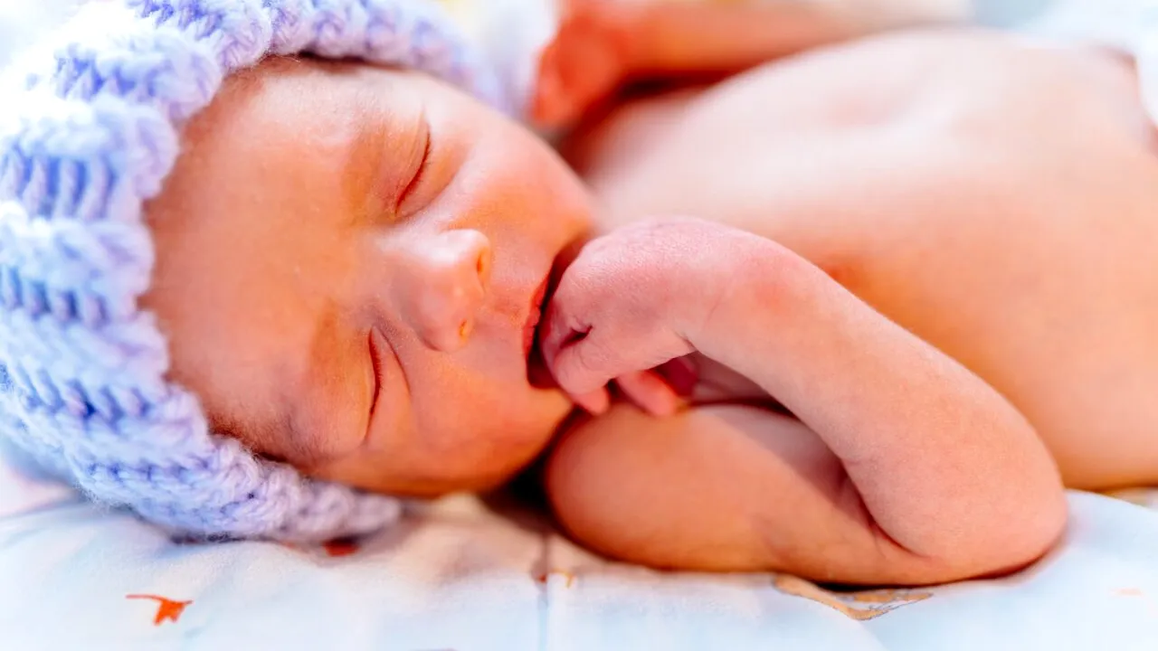 Viața lui a fost salvată după ce s-a născut prematur cu ajutorul unei sticle cu apă caldă. Acum, la 67 ani, donează pentru organizația SALVAȚI COPII