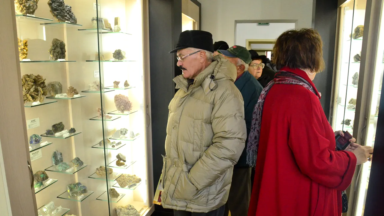 Peste 1.300 de piese din aur nativ, expuse la Muzeul Aurului din Brad, redeschis după cinci ani