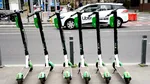 Consiliul General al Capitalei a aprobat reguli noi pentru trotinetele electrice. Tinerii sub 18 ani nu mai pot să le închirieze, iar operatorii riscă amenzi de până la 10.000 de lei