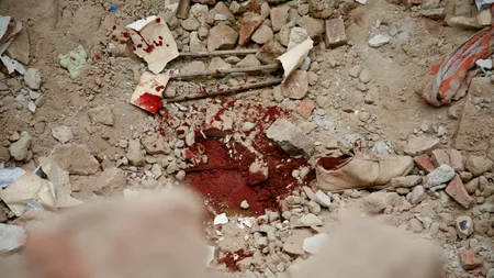 Buzău: Un tânăr a murit, iar un copil de un an este rănit după ce peretele unei case a căzut peste ei