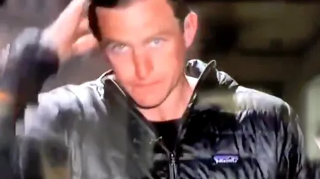 Prins în fapt: Un prezentator TV a fost surprins în timp ce își face freza cu... SCUIPAT