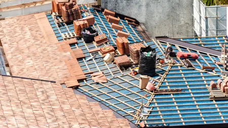 Cine plătește reparația acoperișului la bloc? Ce spune Legea nr. 196/2018 privind funcționarea asociațiilor de proprietari din România