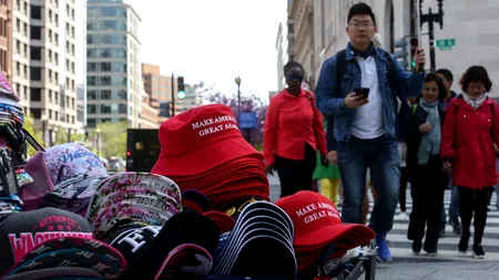 TRUMP se pregătește pentru alegerile din 2020. Chinezii au produs deja 90.000 de steaguri cu NOUL său slogan