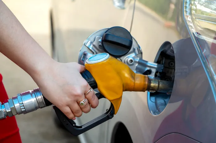 Noua metodă de fraudă în benzinării și stațiile de service. Cum pot rămâne clienții fără banii de pe card, atunci când achită la ATM