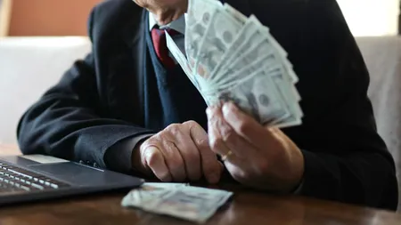 Un PENSIONAR a ascuns zecii de mii de dolari în curtea casei, și nu i-a mai găsit. Unde au fost descoperiți banii