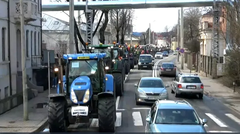 PROTEST. Fermierii din zona Moldovei au scos tractoarele în stradă. Agricultorii cer disperați banii pentru culturile calamitate în 2020