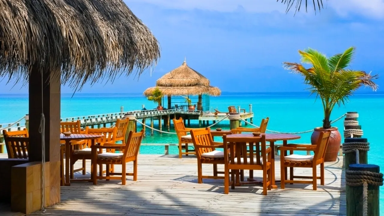 Turiștii români, tot mai mulți în vacanțe scumpe și mai puțini în destinații foarte ieftine