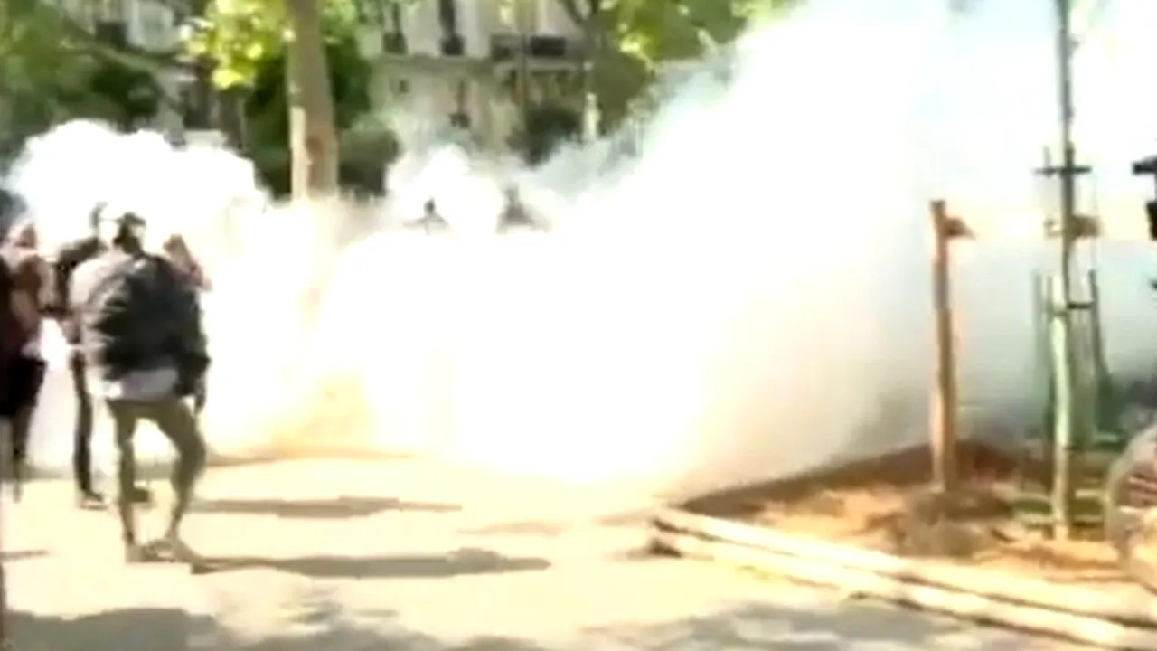 „Vestele galbene” protestează din nou la Paris. Confruntări violente între protestatari și forțele de ordine (VIDEO)
