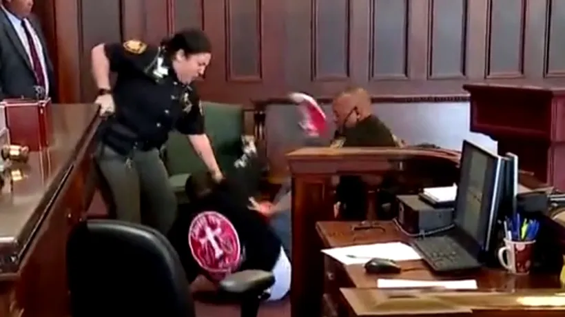Momente șocante surprinse în sala de judecată: Doi frați l-au atacat pe criminalul mamei lor iar unul dintre ei a trebuit să fie oprit cu șocuri electrice - VIDEO

