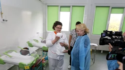 Anchetă DSP la Focșani, după ce Viorica Dăncilă și Sorina Pintea s-au fotografiat cu bebeluși în spital