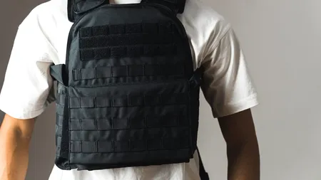 Suedia vrea să le INTERZICĂ civililor să poarte veste antiglonț. Care este motivul și cum s-a ajuns ca până și copiii să le poarte