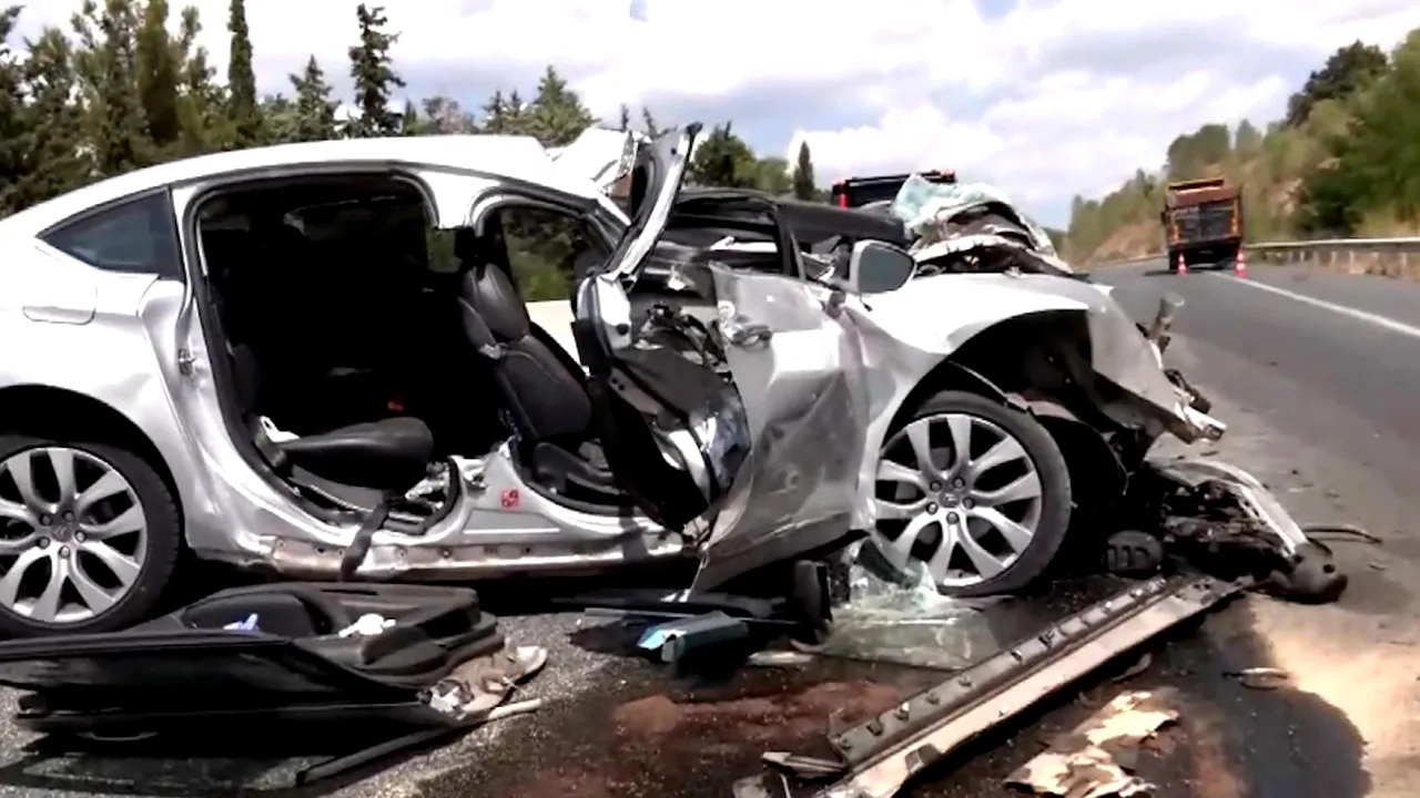 VIDEO | O maşină cu numere de Cluj, implicată într-un accident mortal lângă Salonic. Părinţii au murit, cei doi copii sunt grav răniţi
