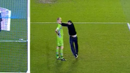 Portarul unei echipe britanice de fotbal, atacat pe teren de un suporter al formației adverse. VIDEO