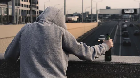 Un bărbat care a consumat alcool a blocat circulația pe un drum județean din Galați după ce și-a așezat canapeaua în mijlocul șoselei