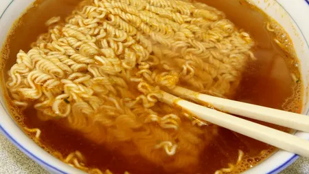 Ce ingrediente conțin, de fapt, SUPELE la plic și produsele de tip noodles
