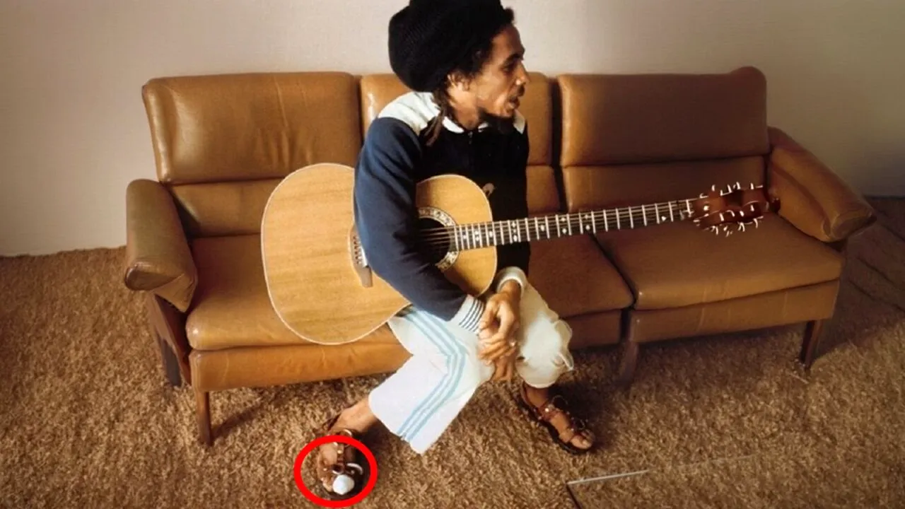 În 1977, Bob Marley a observat o zonă întunecată pe degetul mare de la piciorul drept. Juca fotbal și a crezut că s-a lovit. Când, în cele din urmă, a fost examinată, diagnosticul a fost crunt. 4 ani mai târziu, a murit
