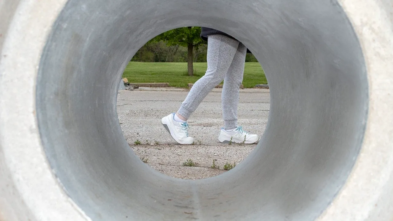 Și-a filmat vecina de 160 de ori: Pasiunea unui bărbat din Olt i-a adus un dosar penal