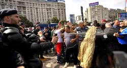 Au reînceput violențele în Piața Victoriei. 24 de persoane, printre care și 8 jandarmi, rănite la protestul oierilor. 27 de protestatari au fost reținuți după ce au aruncat cu garduri. Jandarmii au răspuns cu gaze lacrimogene