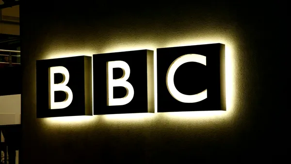 The Guardian: BBC ia în calcul o campanie de externalizare a MII de locuri de muncă. Un gigant tech din SUA ar putea deveni partener