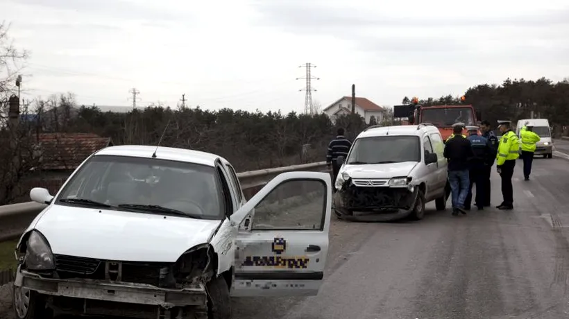 ACCIDENT cu ȘAPTE RĂNIȚI, după ce o șoferiță nu a acordat prioritate, iar mașina ei a fost acroșată de două autoturisme