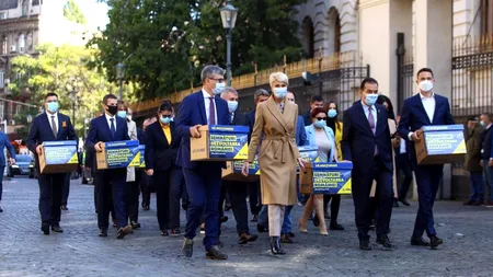 Orban, la depunerea semnăturilor de susținere la parlamentare: PSD nu a murit, nu este încă înfrânt./ Alegerile din 6 decembrie sunt decisive pentru România