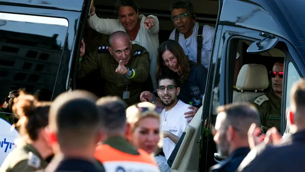 Scene sfâșietoare la reunirea ostaticilor israelieni cu familiile după doi ani de captivitate în Fâșia Gaza. IMAGINILE stârnesc emoții puternice