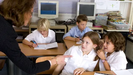 Anchetă la o școală din Prahova după ce 12 de elevi au fost lăsați CORIGENȚI la matematică chiar în pragul Evaluării Naționale. Ce riscă profesoara?