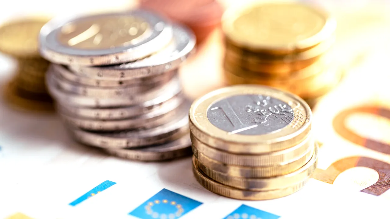 Bani în plus în Italia pentru badante, menajere și bone. Cum și când vor fi acordați aceștia