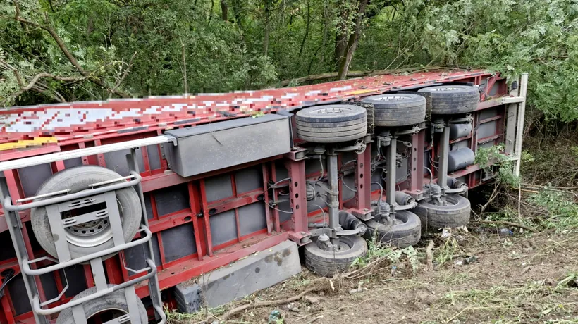 GIURGIU: Autotren încărcat cu radiatoare, răsturnat pe DN5B. Scurgeri de carburant pe drum