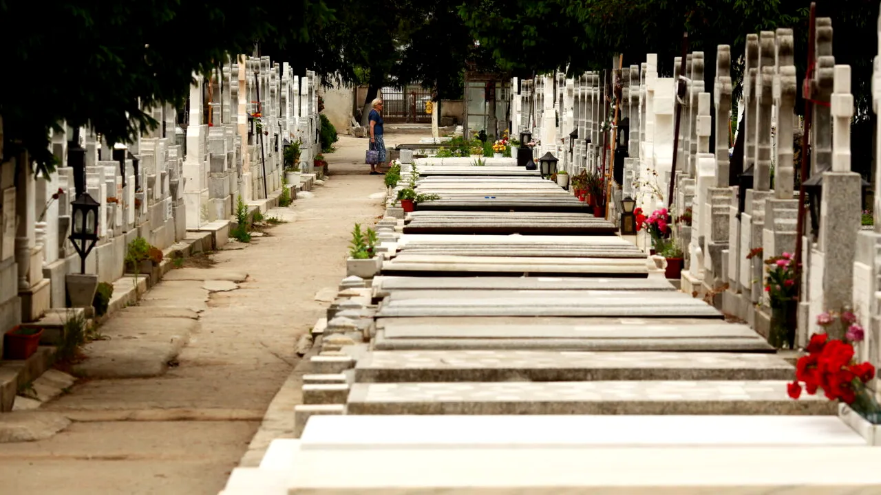 GESTUL făcut în cimitir, care îţi poate aduce amenzi de 4.000 de lei. S-a întâmplat la Botoșani, cu ocazia Paștelui Blajinilor