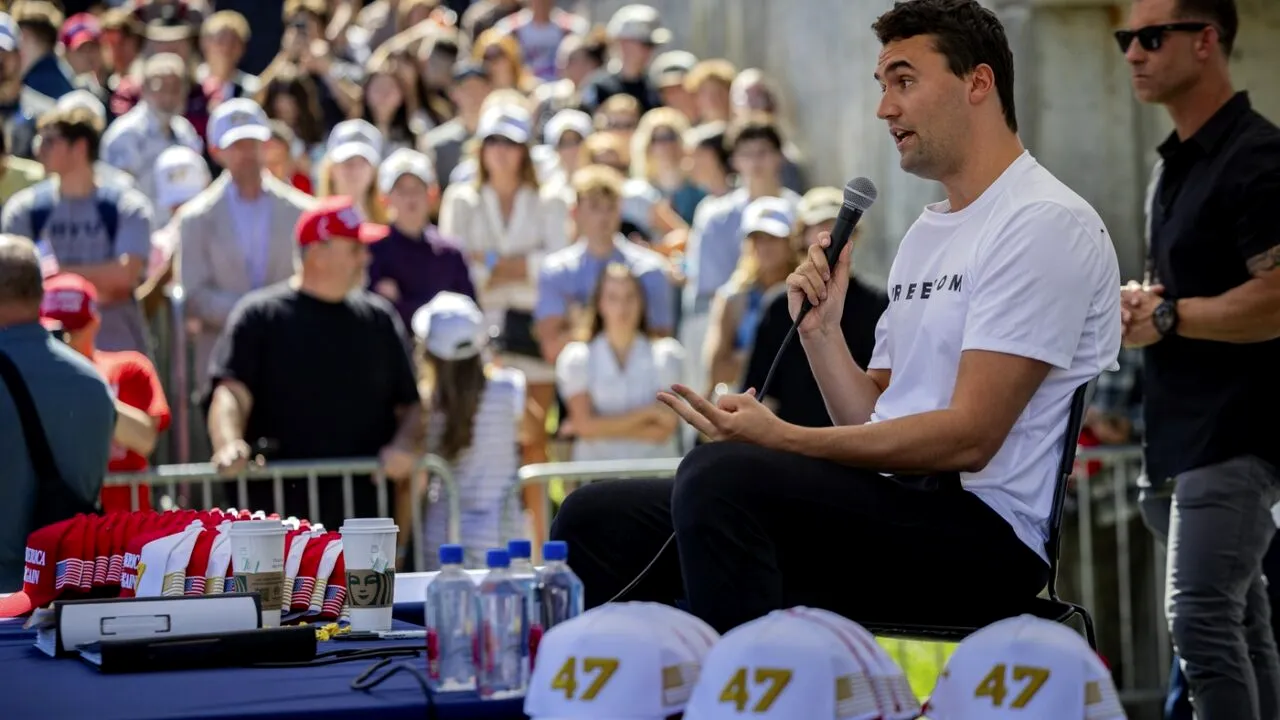 Purtător de cuvânt al universității Utah: Atacatorul care l-a ucis pe Charlie Kirk n-a fost încă localizat sau arestat. Un suspect a fost reținut