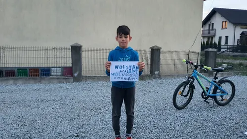 EMOȚIONANT. Mihai, un băiețel de 8 ani, a reușit să îi impresioneze pe polițiști cu un mesaj scris pe o foaie. Agenții i-au făcut astăzi o vizită