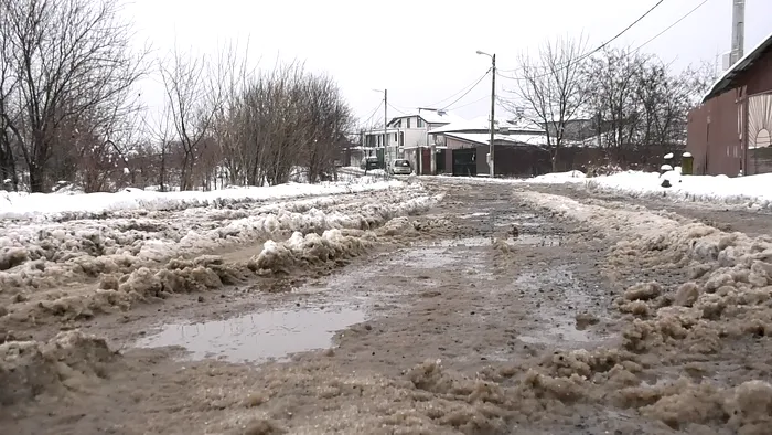 Troiene uriașe de zăpadă și șanțuri pline de noroi în Chitila Triaj, cartierul de la marginea Sectorului 1 al Capitalei