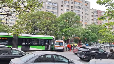 Accident grav în Capitală: Un tramvai și o ambulanță în care se afla un pacient s-au CIOCNIT, în apropiere de Lizeanu